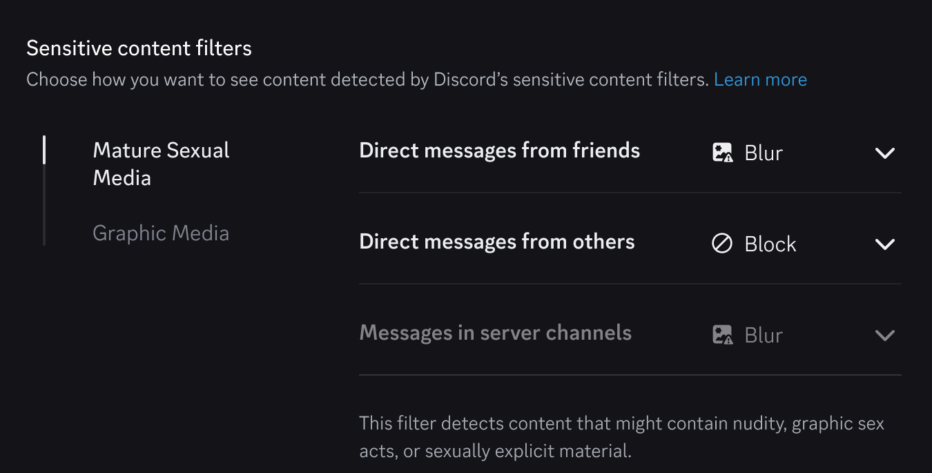 Skærmen med indstillinger for Filtre mod følsomt indhold, der viser direkte beskeder og serverkanalmedier, der er indstillet til Slør eller Bloker
