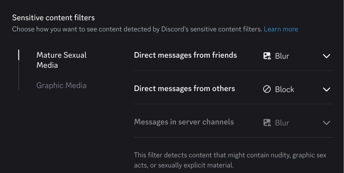 Schermata delle impostazioni dei filtri dei contenuti sensibili che mostra i messaggi diretti e i contenuti multimediali del canale del server impostati su sfocatura o blocco