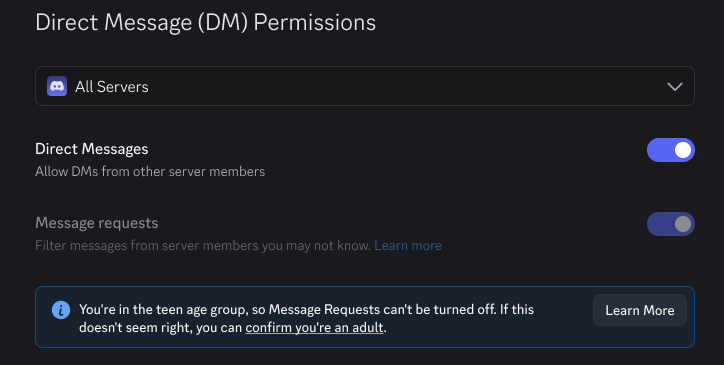 Paramètres des permissions pour les messages privés affichant les demandes de message comme étant activées, et une note indiquant que les comptes d'adolescents ne peuvent pas les désactiver